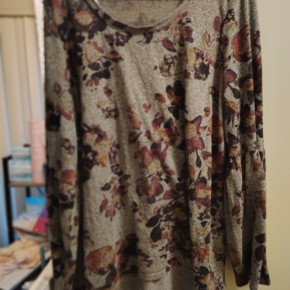 Gray with purple 💜 🟣 flowers andlong sleeve size extra large - Picture 2 of 7